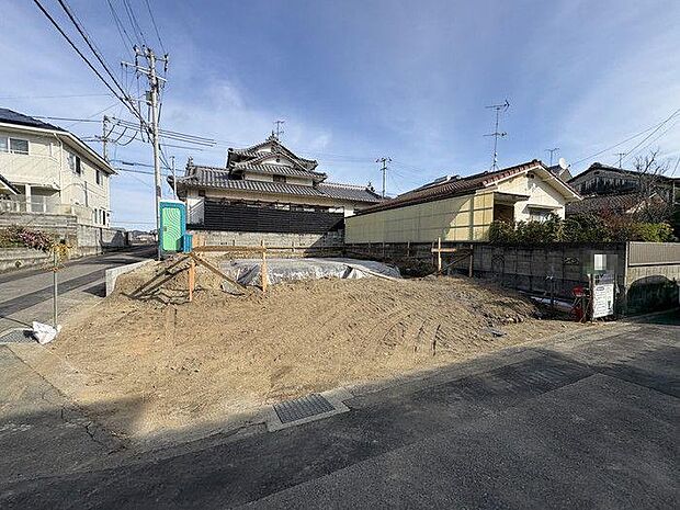 トイレは、温水洗浄便座付きトイレを1階と2階の2ヶ所に設置しており、忙しい朝の時間帯も混雑せずスムーズに準備ができます。窓があり換気もしやすいですね♪