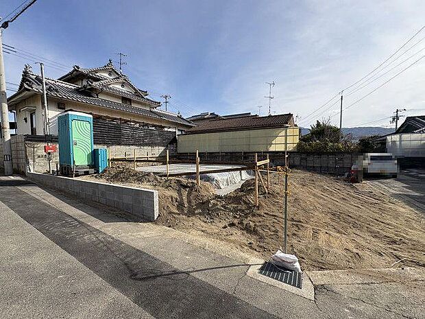 独立性の高い洋室は、子供部屋や書斎、趣味の部屋など多目的に活用できる使い勝手の良い空間です。全室フローリング仕様で掃除もしやすく、各部屋に収納を備えているため、成長に合わせて長く快適に使えます。