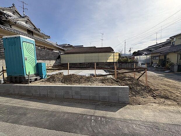 バルコニーは、南向きに配置され、陽当たりが良く、洗濯物や布団を気持ちよく干すことができます。広々としたスペースは家庭菜園やちょっとした外気浴を楽しむ場所としても活用でき、暮らしに潤いを与えます。