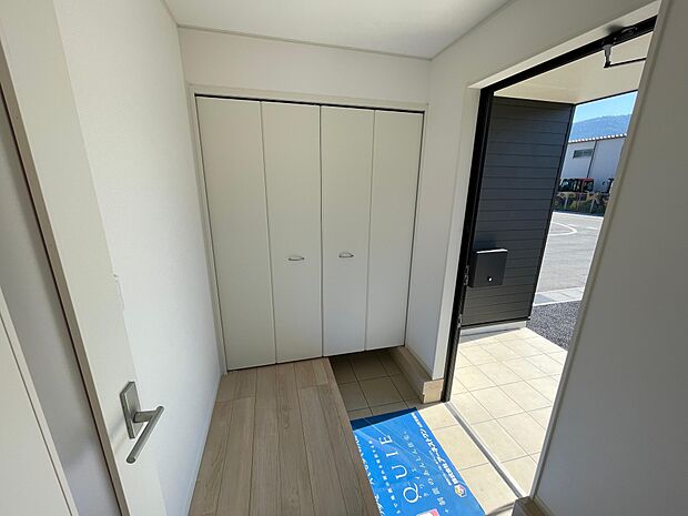白を基調とした明るい玄関スペース♪シューズボックスは大容量で革靴もスニーカーもたくさん収納可能♪いつもきれいな玄関を保てます♪