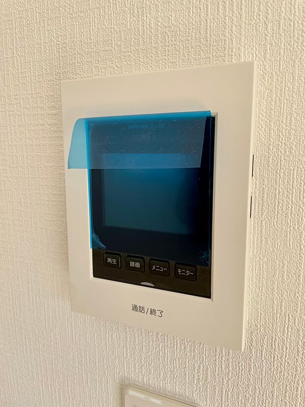 インターホンのモニターで来客者の顔が確認できて安心です♪録画や音量調整などの機能も付いています♪             