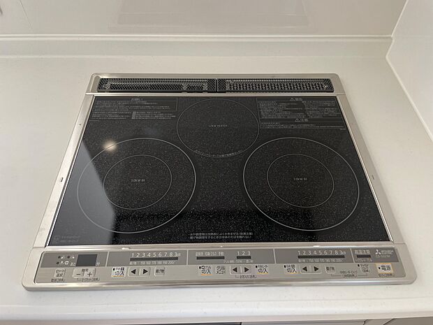 火を使わないIHクッキングヒーターで安心♪お子様とお料理も楽しめます♪温度調節や揚げ物用の設定も充実しています♪魚焼きグリルもお手入れしやすく嬉しい作りです♪