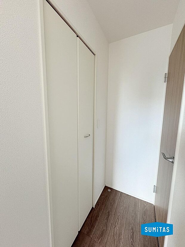 扉側にもウォークインクローゼットがあります◎