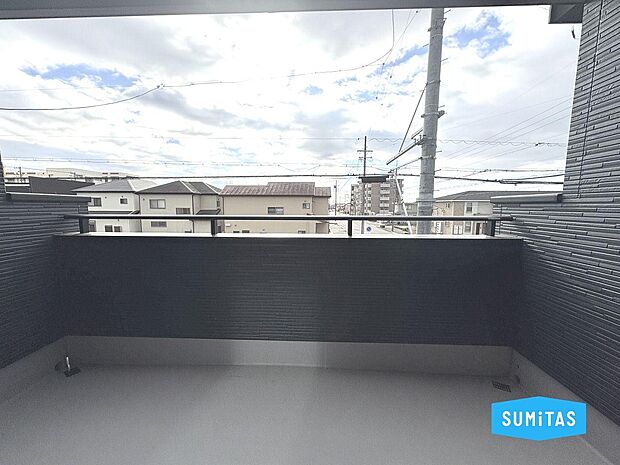 洗濯物がたっぷり干せるバルコニー♪