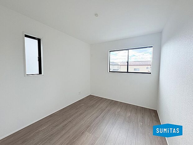 2階 5.7帖の洋室