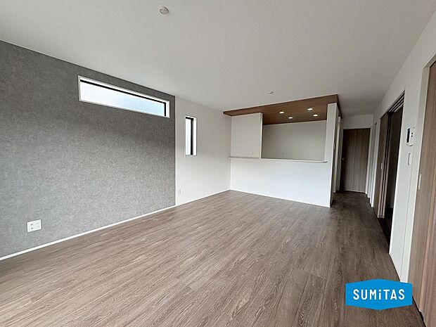 アクセントクロスがお洒落な17帖のリビング♪