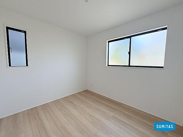 大きめの窓で陽の光がたくさん入ります♪