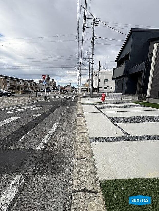 前面道路が広いので駐車もしやすいです♪