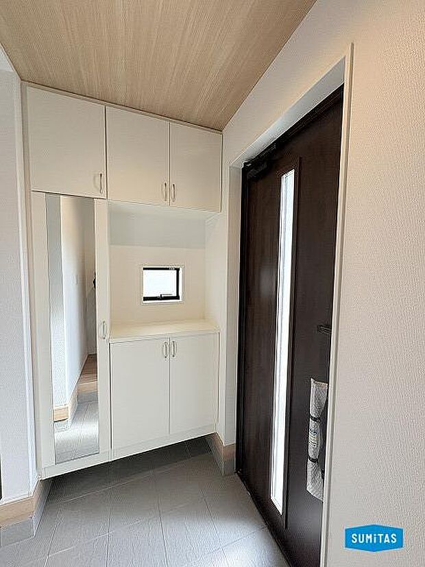 鏡付きの下足箱でお出かけ前にチェックできます♪