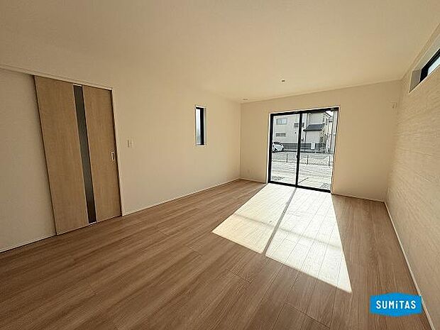 家族で寛げる17帖の開放感のあるリビングです♪