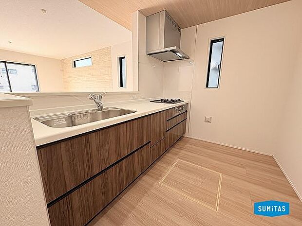 対面式のキッチンなのでお料理中もお子様の様子が見られて安心です◎