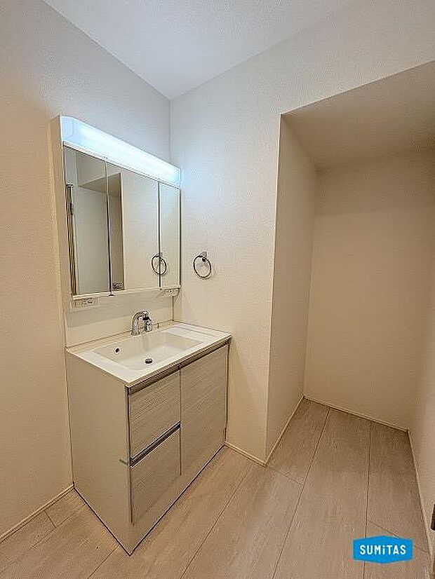 洗面台横にはリネン庫があるのでお好きな収納グッズでタオルなどの収納も出来ます♪