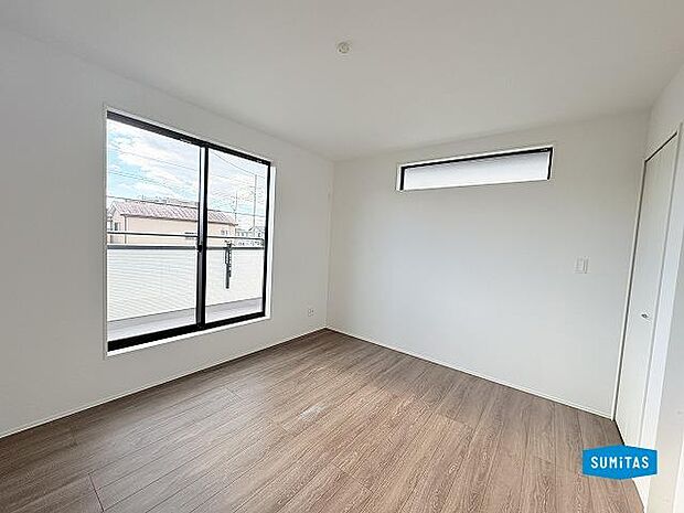 2階洋室(約7.5帖)はバルコニーに出られます。