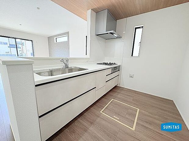 キッチンからリビングの家族と楽しく会話♪