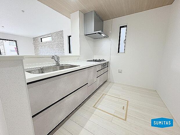 床下収納付きの収納豊富なキッチン♪