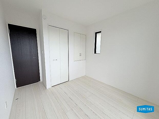 2階 5.2帖の洋室 クローゼット2つ付きです♪