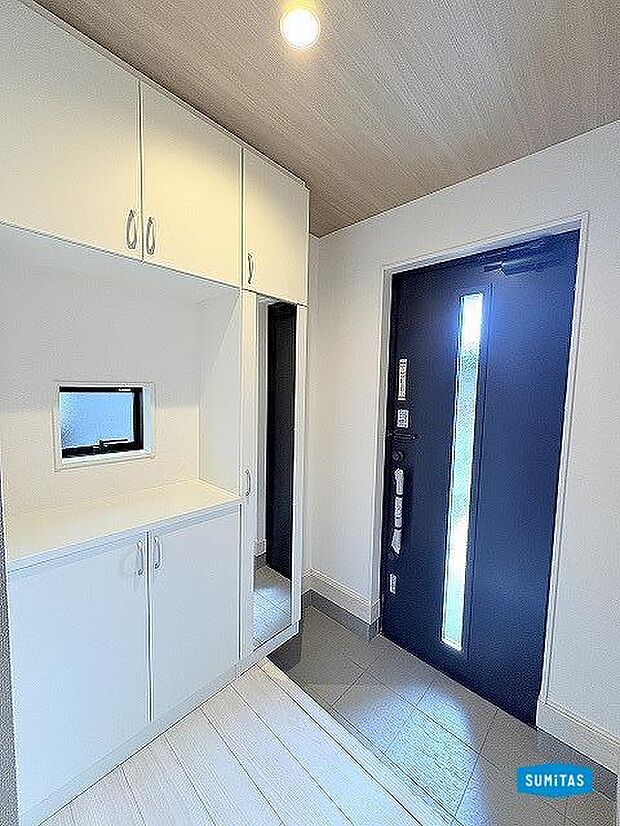 全身鏡付きの玄関でお出かけ前にチェック出来ます♪