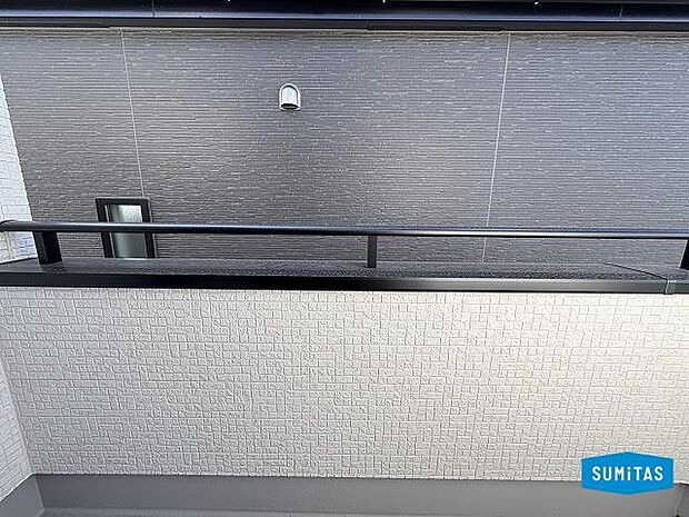 こちらのお部屋にもバルコニーがあります♪