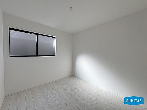 窓も付いているので明るいです♪