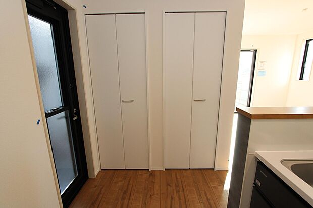 パントリとしても使えるキッチン横の収納スペース♪