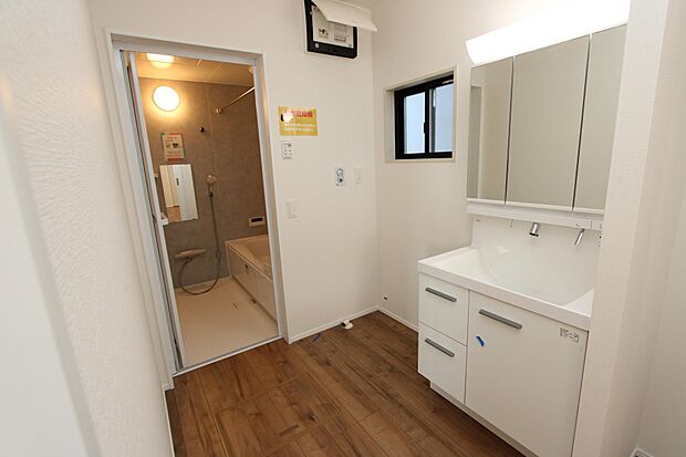 シャンプドレッサーに窓付きの洗面スペース♪