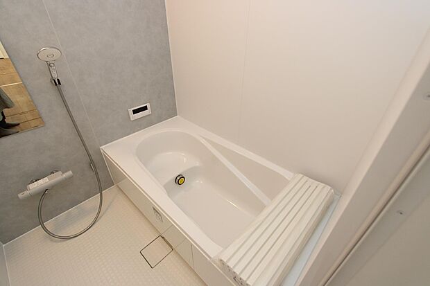 足が伸ばせる浴槽は、1日の疲れを癒してくれます♪