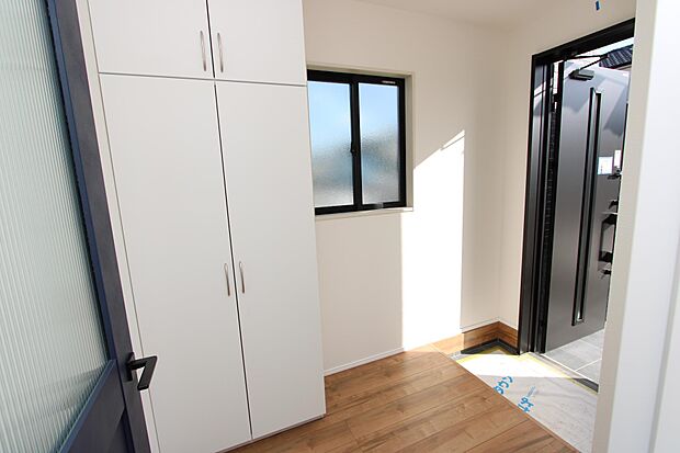 玄関に窓があるので、明るくておススメです♪