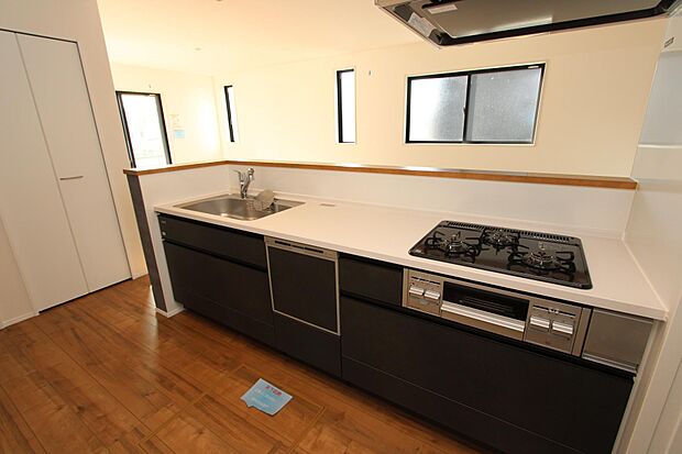 飲み物や缶詰の保存に便利な床下収納付き♪