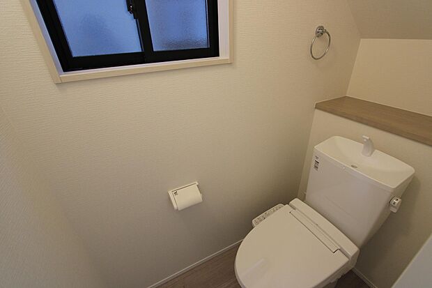 写真は1階トイレですが、2階にもあります♪