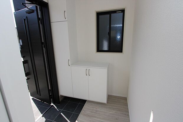 玄関に窓があるので、明るくておススメです♪