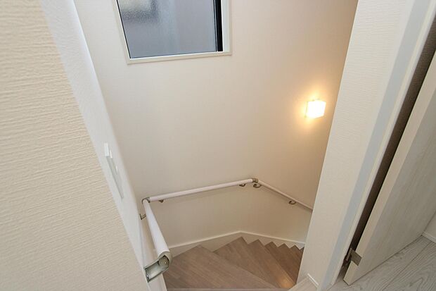 2階の階段スペースに窓があり明るいです♪　