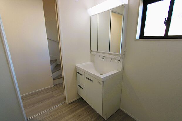シャンプードレッサーに窓付きの洗面スペース♪