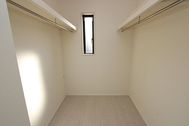 収納たっぷりのウォークインクローゼット