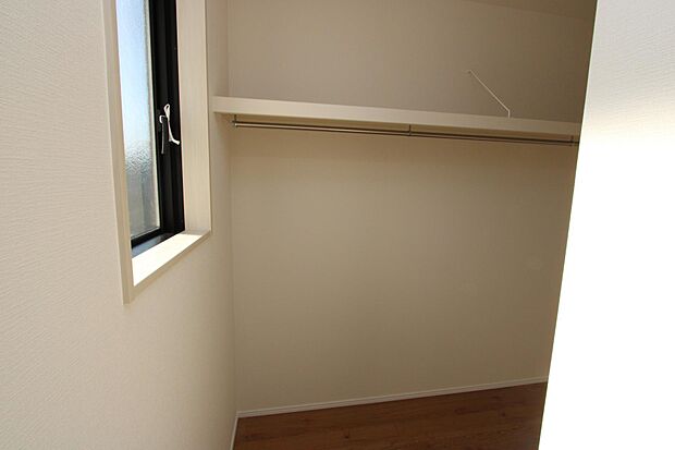 収納たっぷりのウォークインクローゼット