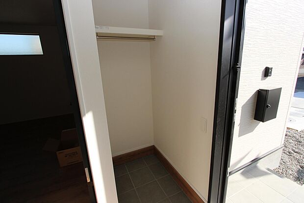 玄関にちょっとしたクローゼットスペースがありおススメです♪