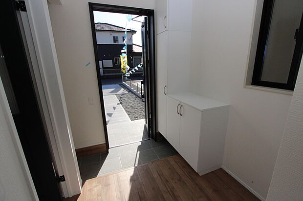 玄関に窓があるので、明るくておススメです♪