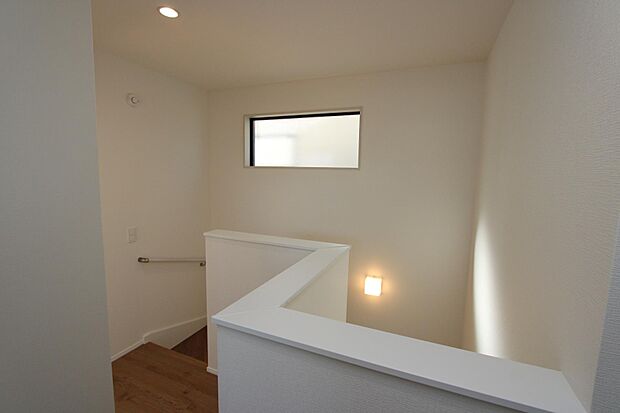 2階の階段スペースに窓があり明るいです♪　