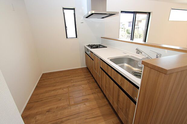 飲み物や缶詰の保存に便利な床下収納付き♪