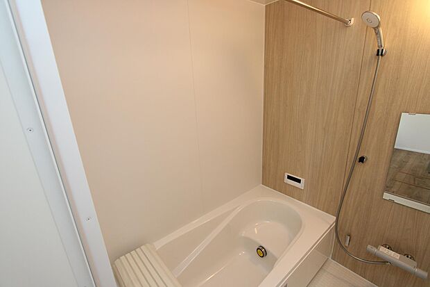 足が伸ばせる浴槽は、1日の疲れを癒してくれます♪