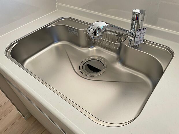 たっぷり食器が入るシステムキッチンのシンク♪シングルレバーなので片手で吐水できます♪蛇口部のヘッドホースが伸びて隅々まで行き渡ります♪浄水カートリッジ対応の水栓です♪