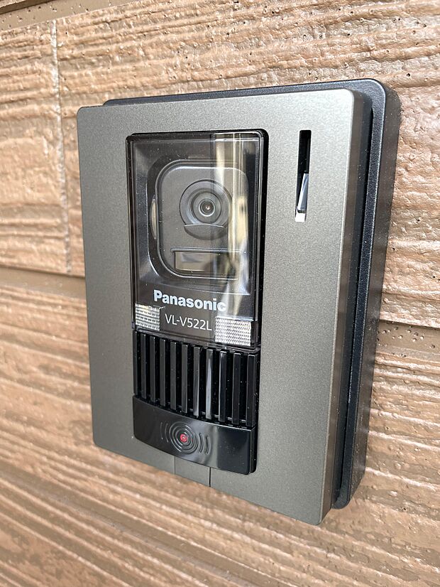 カメラ付きインターホン♪夜はLEDライトが点くのでお顔もはっきりと分かります。防犯も安心です。