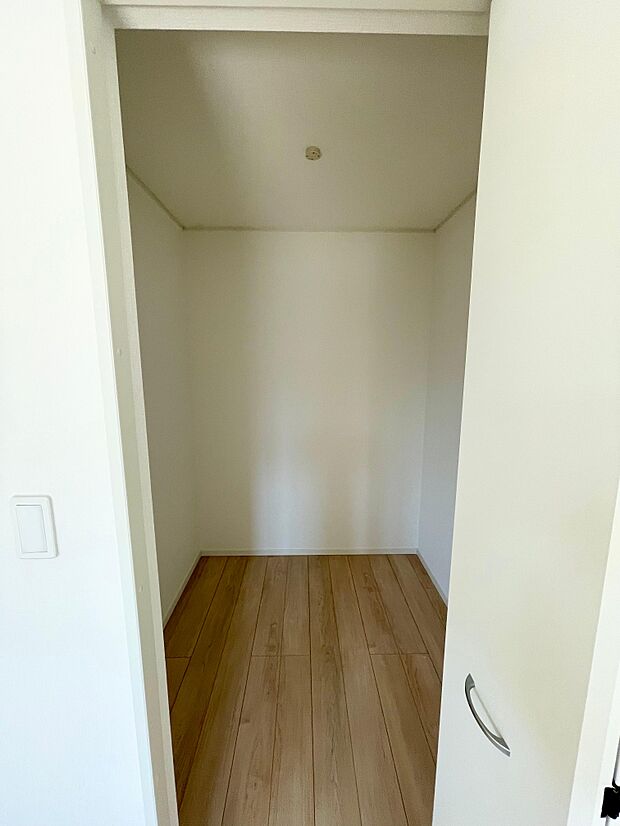 奥行きのあるウォークインクローゼットは大容量♪