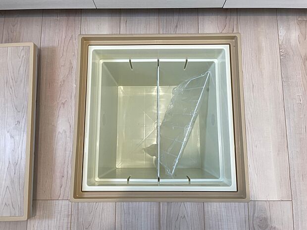 キッチン部の床下収納♪瓶詰めの食品や缶詰などの保管に最適です♪