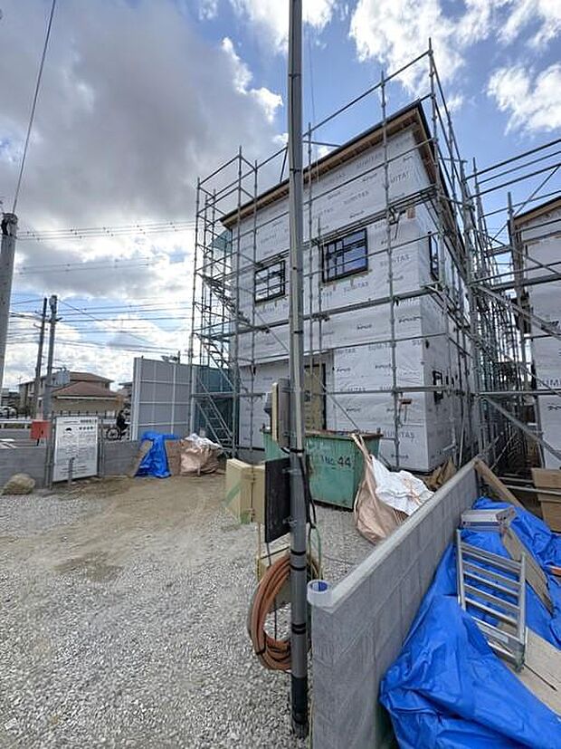 駅は物件から徒歩わずか1分。松山市駅まで2駅・約4分で到着するため、通勤や通学、休日のお出かけに便利な立地です♪