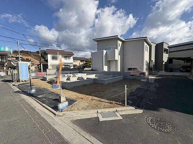 角地♪普通車1台+軽自動車2台駐車可能！前面道路は幅員約4mあり、車1台がゆとりをもって通れます♪