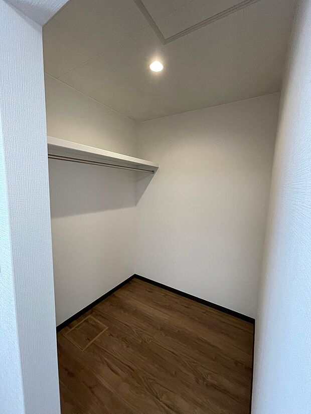 主寝室のウォークインクローゼット♪棚付きのハンガーかけが付いています♪