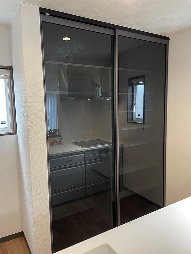 おしゃれな備え付けカップボート付き♪