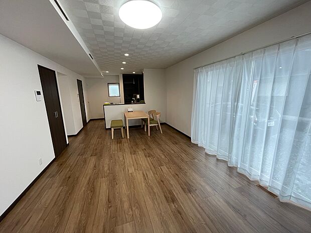 毎日の疲れを癒してくれるリビング♪南から入る陽当たりの良いリビングでゆったりと家族と団らんできます♪ソファーやローテーブルを置いてもゆとりのある広さです♪アクセントの入った天井がとてもおしゃれです♪