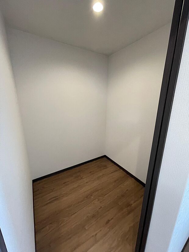 2階には利用用途豊富な納戸があります♪