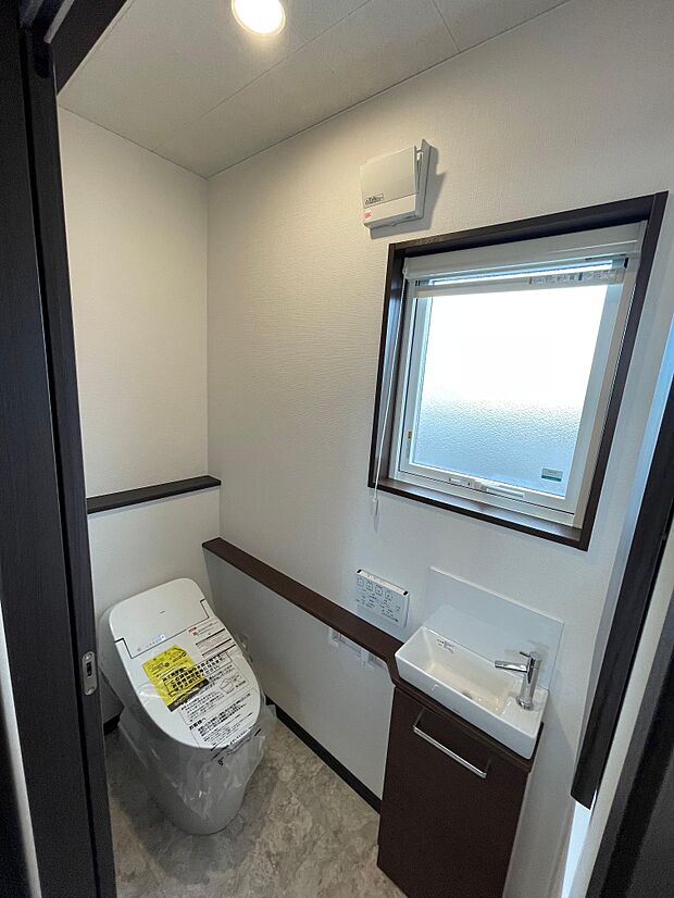 光の入る明るいトイレスペース♪ウォシュレット機能付き♪